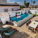 Spanish Style, Elegant 3 Bedroom - 5 Minutes From The Beach! Holiday home *