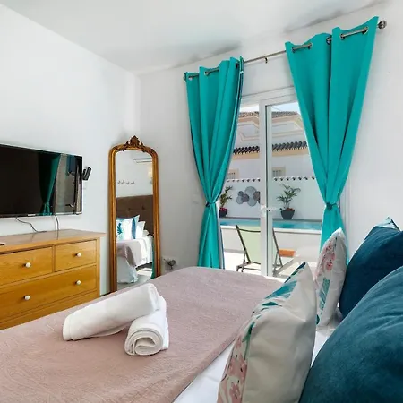 Spanish Style, Elegant 3 Bedroom - 5 Minutes From The Beach! Semesterbostad *