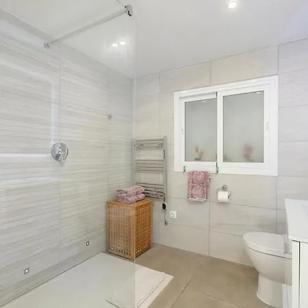 Spanish Style, Elegant 3 Bedroom - 5 Minutes From The Beach! Semesterbostad