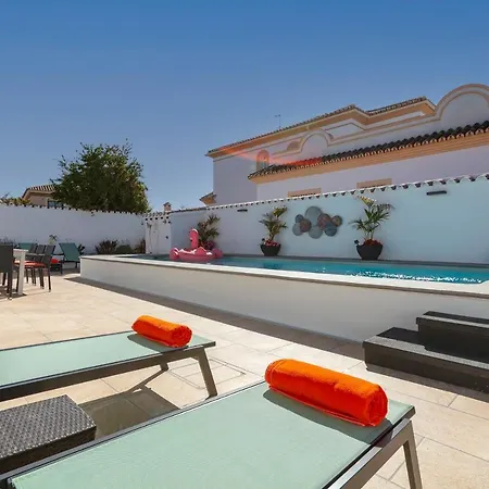 Semesterbostad Spanish Style, Elegant 3 Bedroom - 5 Minutes From The Beach!