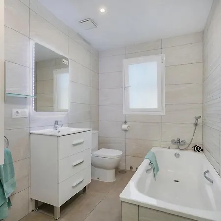 Spanish Style, Elegant 3 Bedroom - 5 Minutes From The Beach! Semesterbostad Marbella