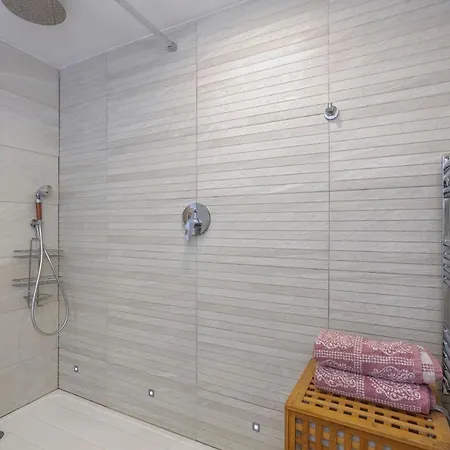 Spanish Style, Elegant 3 Bedroom - 5 Minutes From The Beach!