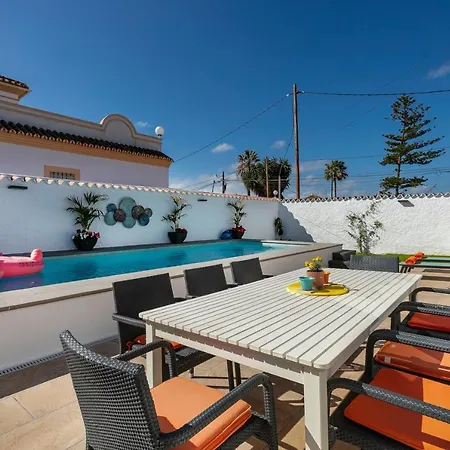 Spanish Style, Elegant 3 Bedroom - 5 Minutes From The Beach!