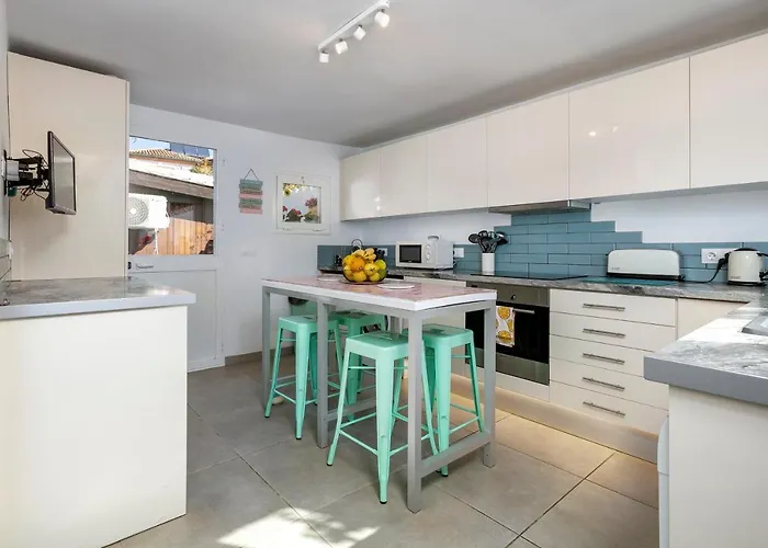 Spanish Style, Elegant 3 Bedroom - 5 Minutes From The Beach! Marbella