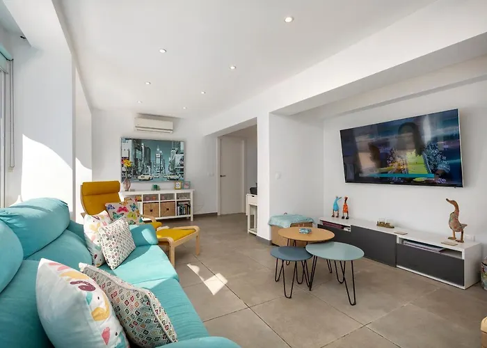 Spanish Style, Elegant 3 Bedroom - 5 Minutes From The Beach!
