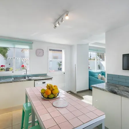 Tatil Evi Spanish Style, Elegant 3 Bedroom - 5 Minutes From The Beach!
