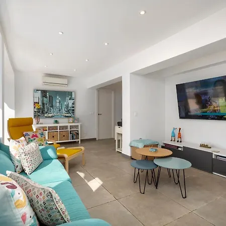 Spanish Style, Elegant 3 Bedroom - 5 Minutes From The Beach!