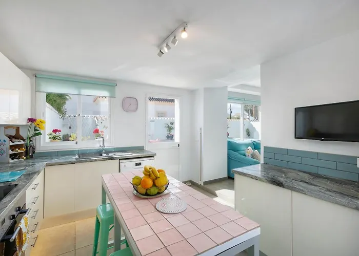 Tatil Evi Spanish Style, Elegant 3 Bedroom - 5 Minutes From The Beach!